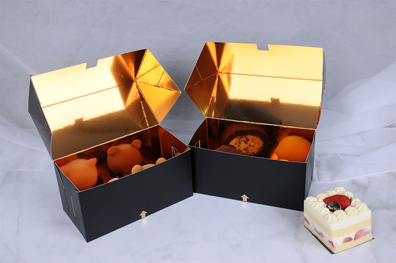 Foldable paper cake box